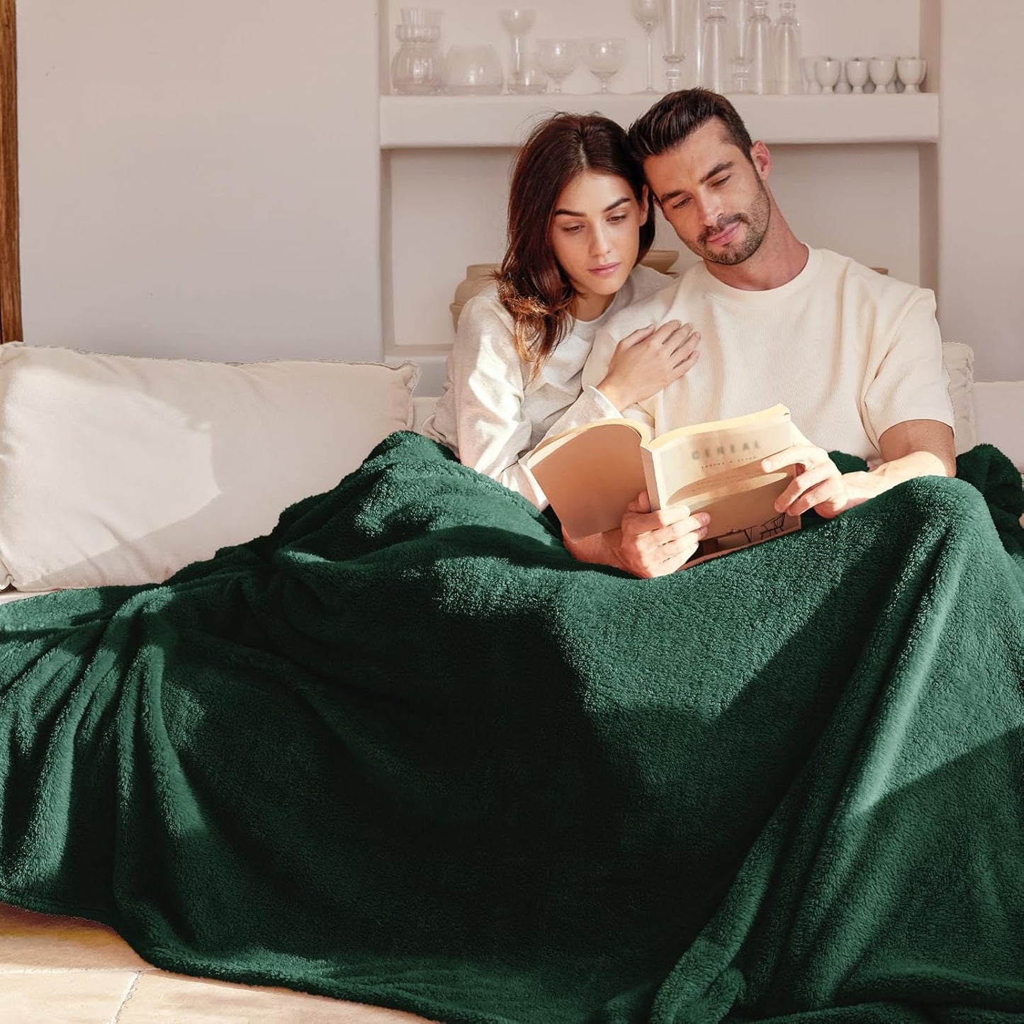 Exclusivo Mezcla Soft Fleece Throw Blanket for Couch, Super Soft Velvet Plush Bed Blanket, Fuzzy Cozy and Warm for All Seasons, 50x60 Inches, Forest Green