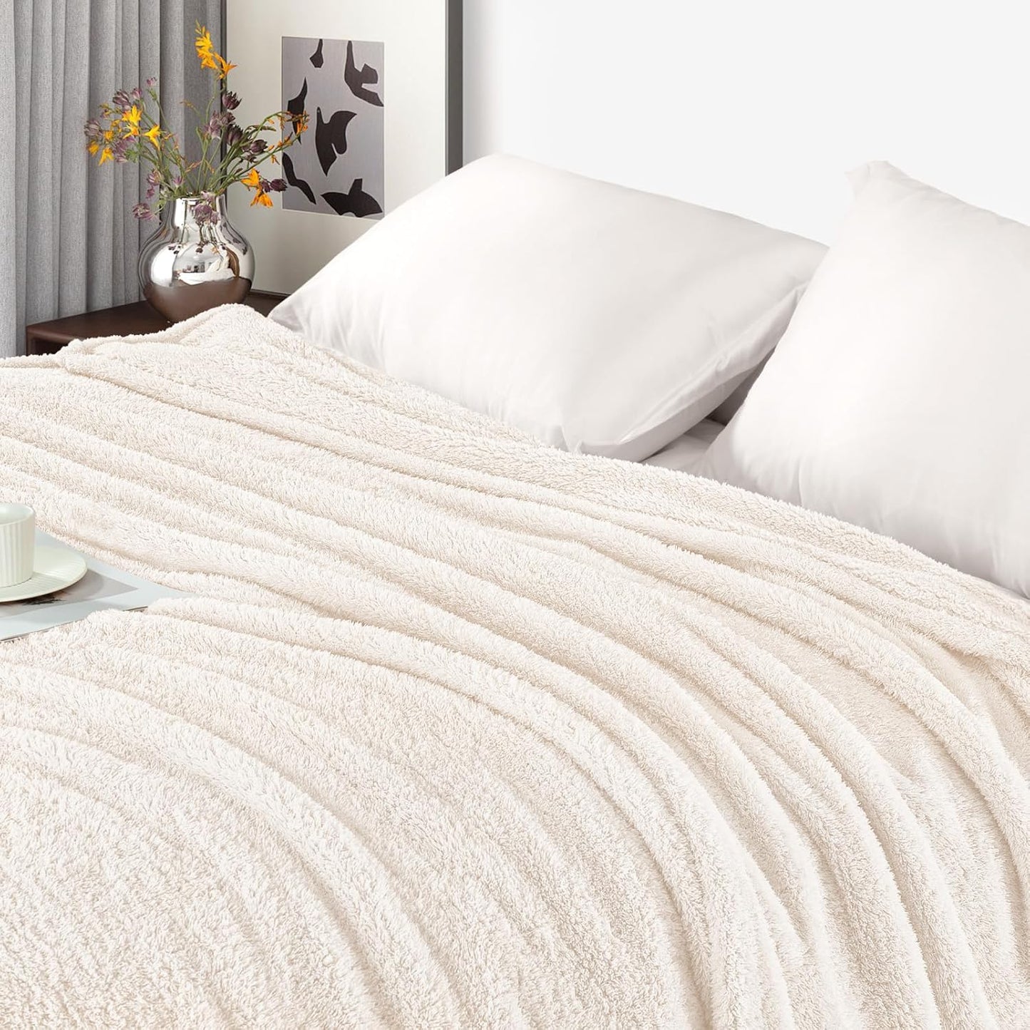 Exclusivo Mezcla Fleece Blanket for Couch, Soft and Cozy Twin Blankets for Women Men Girls Kids, Suitable for All Seasons, White, 60x80 Inches