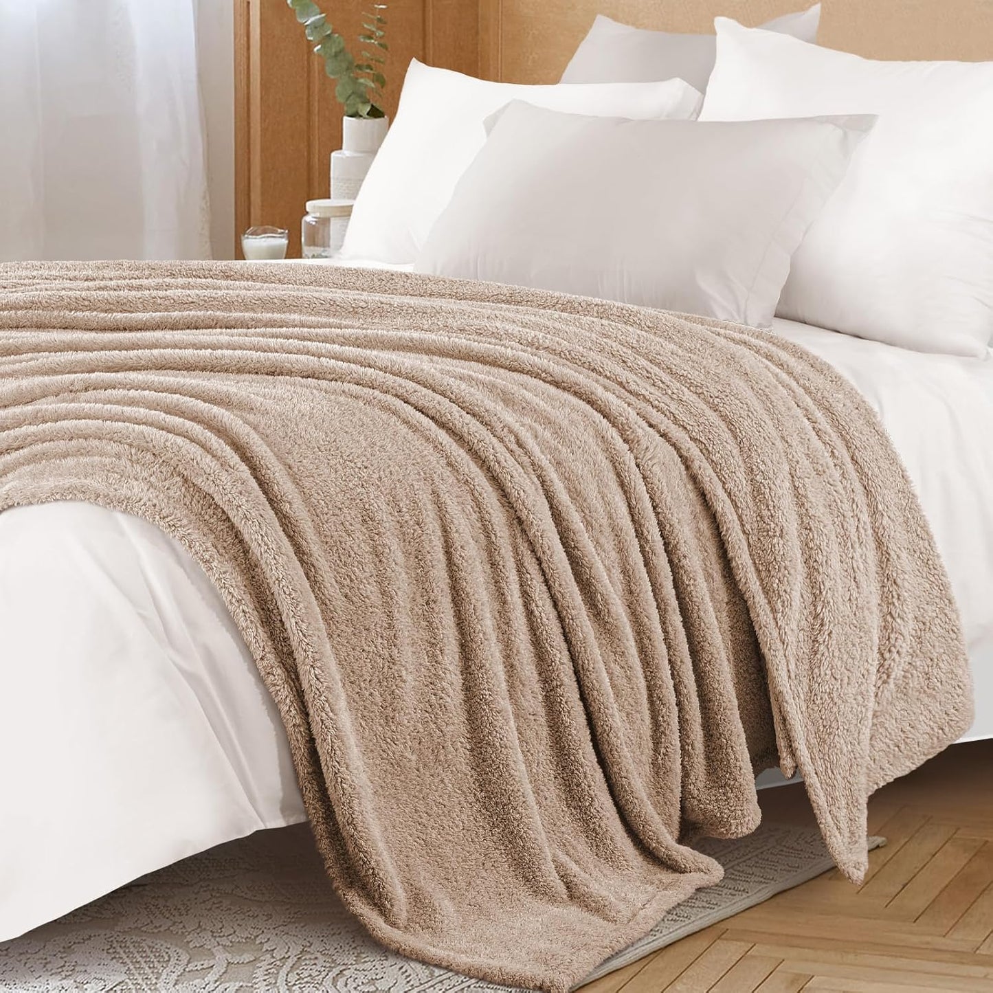 Exclusivo Mezcla Fleece Blanket for Couch, Soft and Cozy Twin Blankets for Women Men Girls Kids, Suitable for All Seasons, Camel, 60x80 Inches