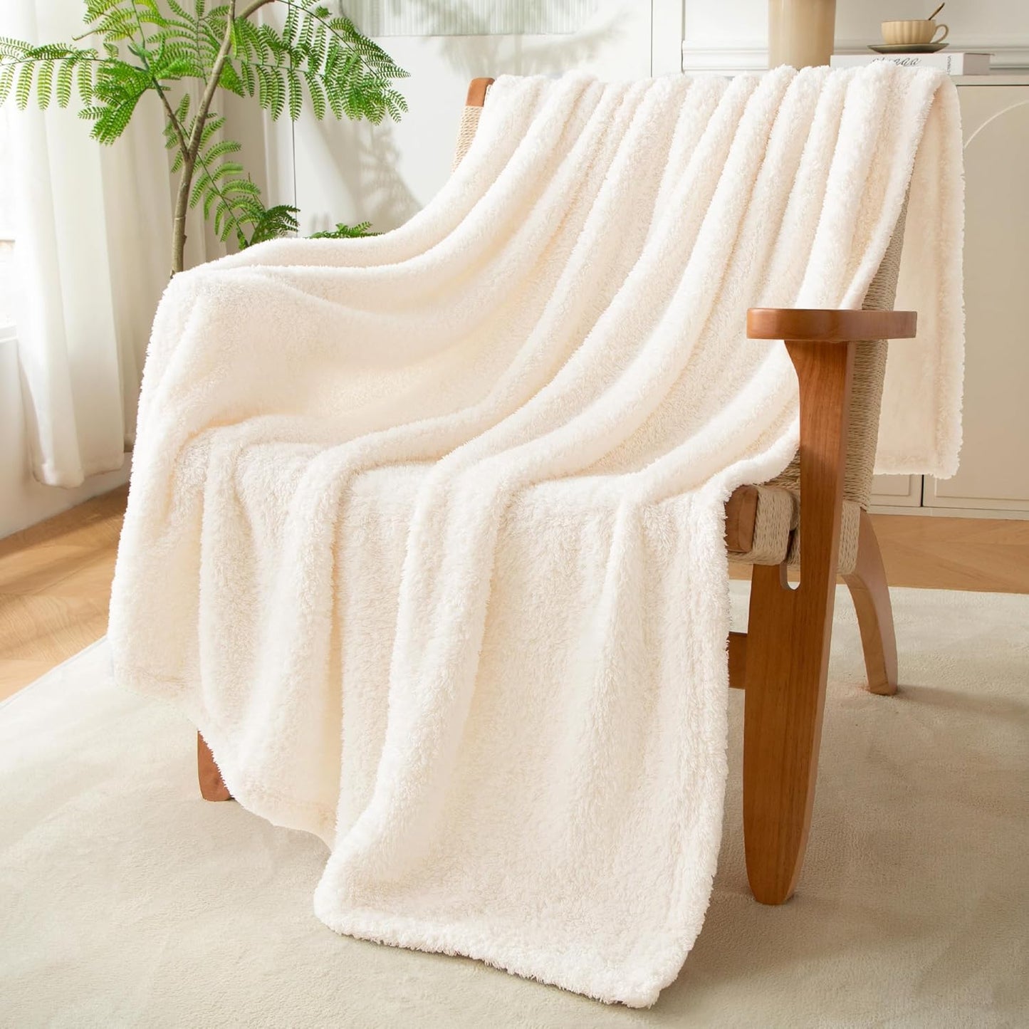 Exclusivo Mezcla Fleece Throw Blanket for Couch Sofa, Soft Warm and Fluffy Blankets for Women Men Girls Kids, Suitable for All Seasons, White, 50x60 Inches