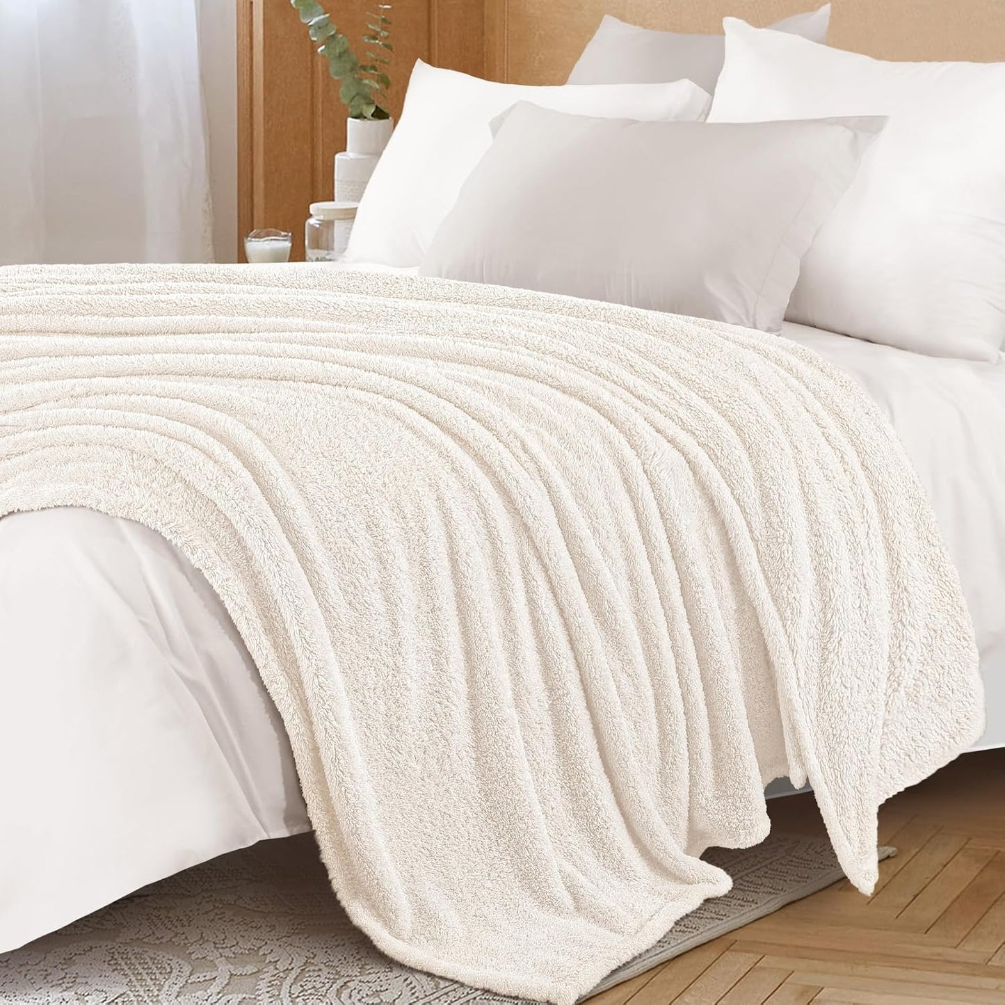 Exclusivo Mezcla Fleece Blanket for Couch, Soft and Cozy Twin Blankets for Women Men Girls Kids, Suitable for All Seasons, White, 60x80 Inches