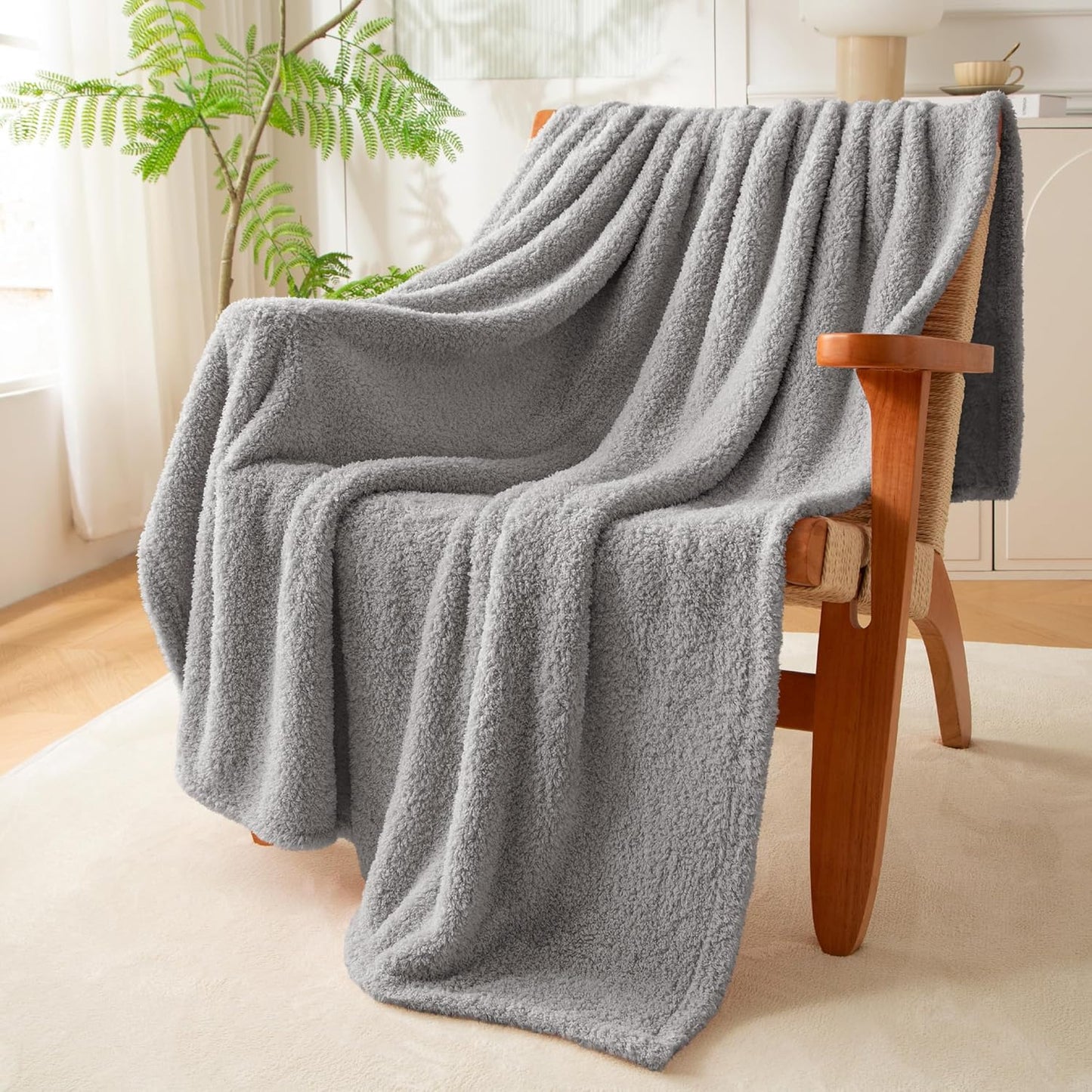 Exclusivo Mezcla Fleece Throw Blanket for Couch Sofa, Soft Warm and Fluffy Blankets for Women Men Girls Kids, Suitable for All Seasons, Light Grey, 50x60 Inches