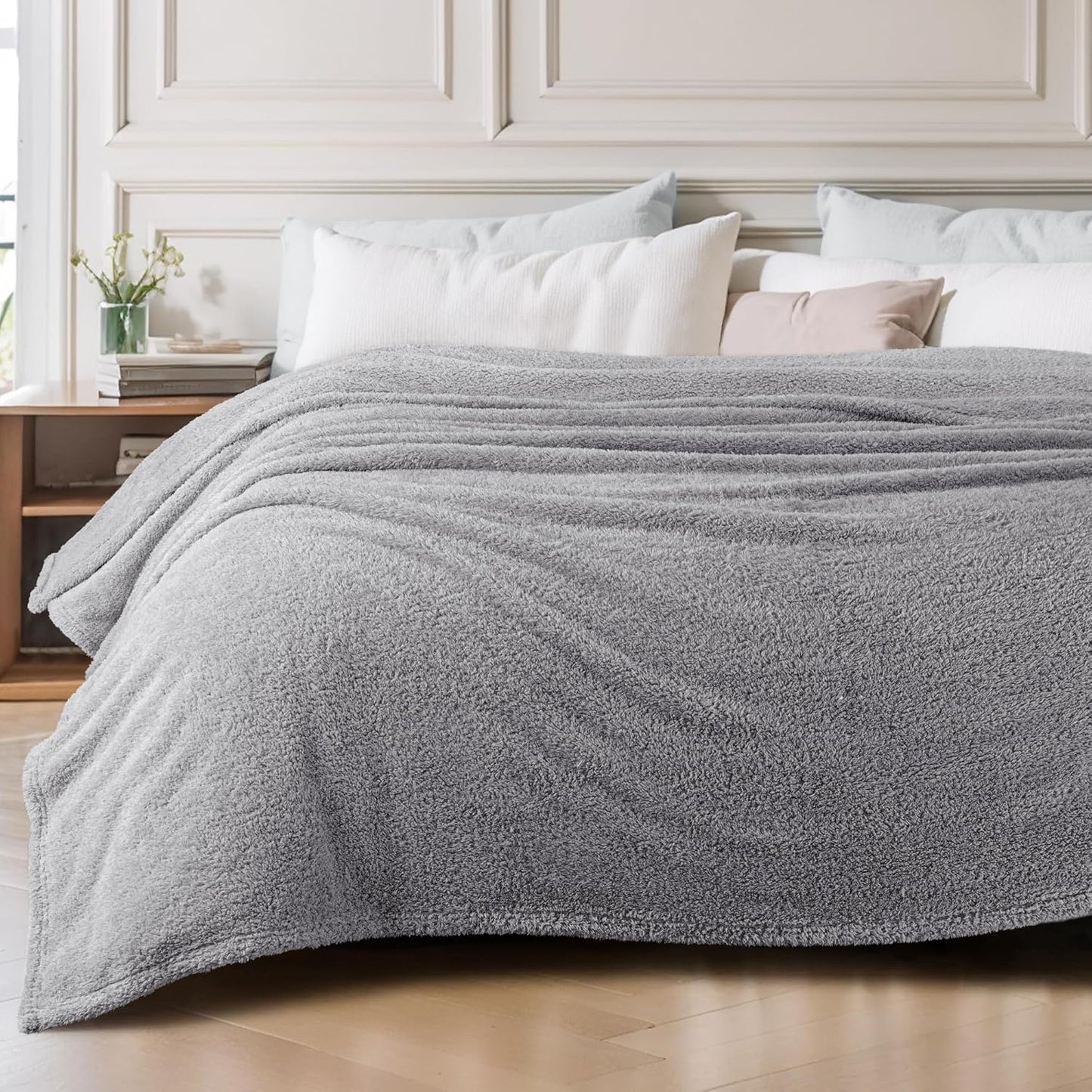 Exclusivo Mezcla Fleece Blanket for Couch, Soft and Cozy Queen Blankets for Women Men Girls Kids, Suitable for All Seasons, Light Grey, 90x90 Inches